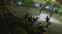 Napadení v Hradci Králové zaznamenala kamera! Policie hledá dva agresory