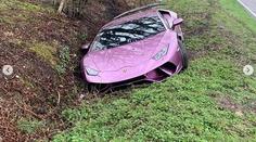 Lamborghini zůstalo opuštěné v příkopu, po majiteli pátrala policie