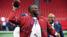 Usain Bolt opět v ráži: Jen v teniskách vyrovnal rekord NFL!