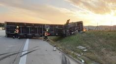 Převrácený kamion uzavřel dálnici D1 na Přerovsku. Pro řidiče musel vrtulník