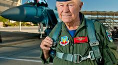 Zemřel elitní pilot Chuck Yeager. Jako první překonal rychlost zvuku
