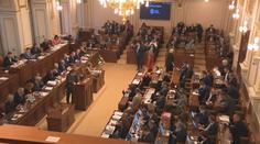 Vláda jedná o zmrazení platů politiků. Podle opozice jde o populismus