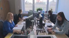Platy státních zaměstnanců mají vzrůst. Bude to na dluh, říká ekonom