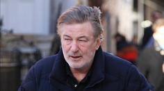 První verdikt v případu kameramanky zastřelené Baldwinem: Přes rok vězení