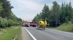 Čelní srážka osobáku s náklaďákem na Jihlavsku: Jeden z řidičů na místě zemřel