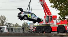 Neobvyklá nehoda v Praze. Policejní auto přerazilo svodidla a spadlo do Vltavy