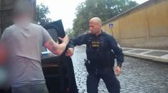 Od porodu v autě ji dělily minuty. Mamince pomohli do porodnice policisté