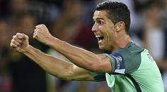 Fotka, která dojala svět! Ronaldo potěšil nemocnou holčičku