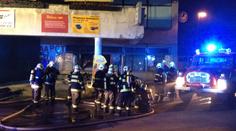 Požár mrazáku vyklidil hospodu a pět bytů, hasiči evakuovali 6 lidí