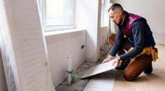 Peklo v paneláku. Paní Ludmilu i její sousedy ničí hluk a prach ze stavby