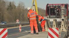Řidiče čeká řada omezení. Opravovat zase začali i dálnici D1