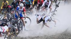 VIDEO: Ošklivá nehoda v cyklistice, mistr světa saltem přeletěl řídítka