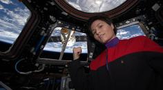 Štíty na plný výkon! Astronautka baví svět nápaditou selfie