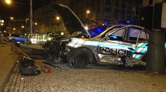 Policisté se zapnutými majáky bourali v křižovatce, 5 zraněných