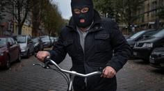 Muž jezdil po obchodě na kole a bez roušky! Chtěl prý ukrást nářadí