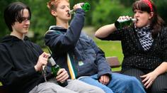 Školáci slaví vysvědčení alkoholem, mladému epileptikovi (16) naměřili přes dvě promile