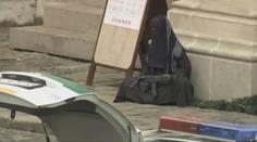 Před chrámem v Bratislavě se objevila muslimka s kalašnikovem