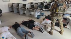 Představili se jako bankéři a nabízeli investice. Policie odhalila falešné call centrum na Ukrajině