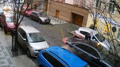 Muž brutálně zbil ženu, poté ji donutil vlézt do taxíku. Policie hledá svědky