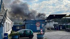 U Prahy hoří areál kovošrotu. Hasiči vyhlásili nejvyšší stupeň poplachu