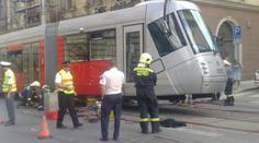 Italský autobus vykolejil pražskou tramvaj