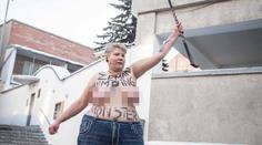 Na Zemana opět útočila aktivistka! Prsa jí zdobil urážlivý vzkaz