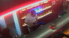 Muž chtěl vykrást hernu. Číšnici mlátil do obličeje a rval jí vlasy