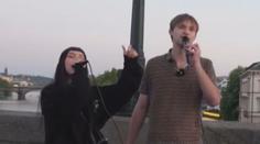 VIDEO: Splnil si sen. Na Karlově mostě si mladík zazpíval se slavnou zpěvačkou