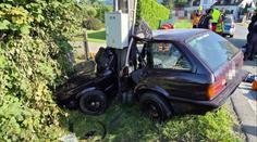 Auto plné lidí zdemoloval náraz do sloupu. Tři z nich museli hasiči vyprošťovat