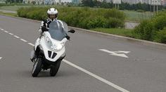 TEST Piaggio MP3 Hybrid: Na benzín i na elektřinu