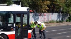 Pirát vybrzdil v Brně autobus. V něm se těžce zranila stařenka