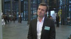 Takto vznikli Piráti. Promluvil tajemný muž, který za stranou stojí