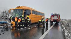 Na Lounsku se srazil autobus s autem. Jeden člověk nehodu nepřežil