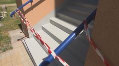 Uzavření bezbariérového vstupu uvěznilo seniory. Nemá je kdo snést ze schodů