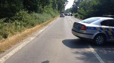 Motorkář škrtl při honičce o policejní zátaras a vyletěl ze silnice. Policisté rozbili dvě auta