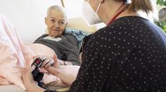 Pomozte nemocným umírat doma. Přeje si to 80 procent lidí