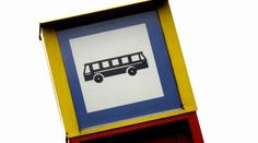 Žena vystoupila z autobusu přímo pod kola auta. Na místě zemřela