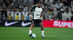 Bizár v Brazílii. Fotbalista byl na střídačce během zápasu na mobilu