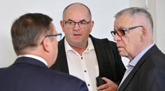 Pelta spoléhá na to, že se kauza ještě potáhne, říká šéfeditor