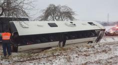Na Svitavsku se převrátil autobus. Silný vítr od rána způsobil už desítky dopravních nehod