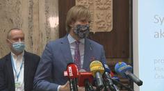 Ministr vypočítal ohniska nákazy. Lidé s příznaky šli do práce i na svatbu