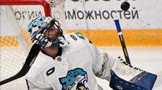 Hudáček v KHL baví s Hudashow. Styď se, o kousek dál vraždí děti, píší fanoušci