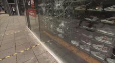 Rabování, dlažební kostky, chaos! Dav ve Stuttgartu zaútočil i na policii