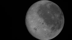 Astronauti mají za sebou vrchol mise, při obletu Měsíce ztratili spojení se Zemí
