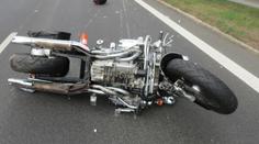 Řidič srazil motorkáře, na silnici ho nechal! Prý se bál, že nadýchá