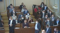 Poslanci pět týdnů volna nevyřešili. Firmy by teď musely propouštět, varuje expert
