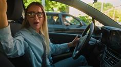 Bezpečnější silnice: Mladé řidiče by měly kontrolovat automatické systémy, radí expert