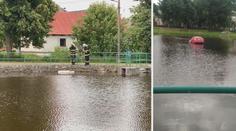 Špatně zabrzděná ruční brzda vyhnala do práce několik hasičů