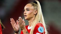 Nejvíc sexy fotbalistka se svlékla. Na focení pózovala nahoře bez