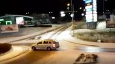 Jak nejezdit na náledí: Kruháčem v Olomouci svištěla auta rovně